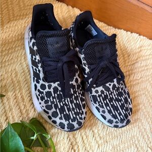 Excellent condition adidas cloud soft sneakers- size 5.5 but fit like a 6